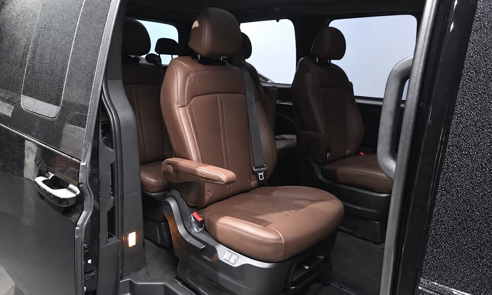Hyundai Staria HEV 1.6T Lounge 9-seater Inspiration — миниатюра 5